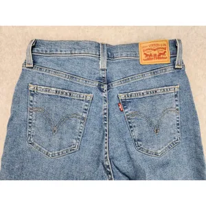 Levi's High Waisted Mom Jeans Distressed Indigo‎ Medium Wash Size 28 thumbnail 7