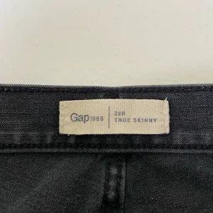 EUC | GAP women’s true‎ skinny black denim jeans — size 28 thumbnail 6