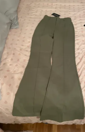 Pretty Little Thing High Waisted Waisted Flared Trousers thumbnail 4
