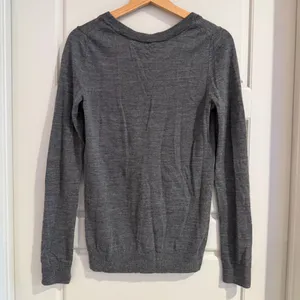 GAP‎ Charcoal V-Neck 100% Wool Sweater Size Medium thumbnail 2