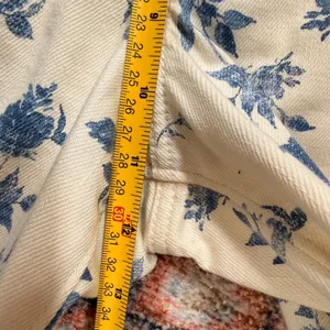 Old Navy OG Loose High Rise Floral Toile Jeans Blue Cream Tall 4 thumbnail 7