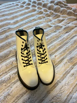 Women’s Dr. Martens 1460 thumbnail 2