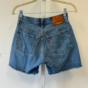 Levis Premium 501 Original Denim Shorts Medium Wash Distressed Raw Hem W24 1758 thumbnail 2