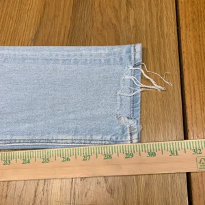 American Eagle Mom Jean Strigid Light‎ Wash Distressed Ripped Denim Size 0 Long thumbnail 4