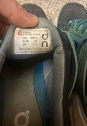 On Cloud Running Shoes thumbnail 6