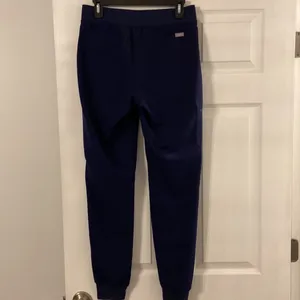 FIGS pants size S excellent condition navy blue color inseam 30” waist 30” thumbnail 4