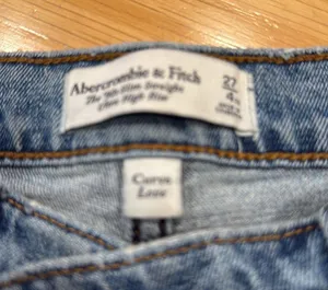 Abercrombie & Fitch the ‘90sslim straight ultra high rise jeans 27/4XS. thumbnail 2