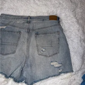 American Eagle Outfitters 90s Boyfriend Short Light Wash Distressed Denim 10 thumbnail 4