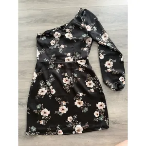Abercrombie & Fitch Women's One Shoulder Black Satin Floral Mini Dress Size XS thumbnail 6