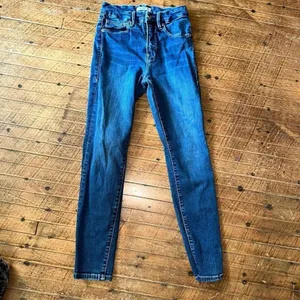 Good American Good Legs Crop 0/25 normcore wedgie jeans thumbnail 2