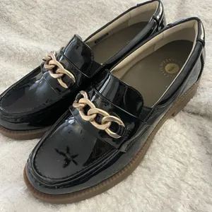 Revitalign Laural Black Patent Loafers Gold Chain Sz 10 thumbnail 7