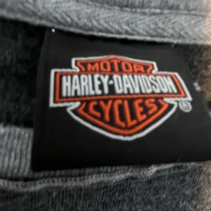 Y2K Harley-Davidson Gray Crew Neck Sweater with Logo Premium Longsleeve Graphic thumbnail 2