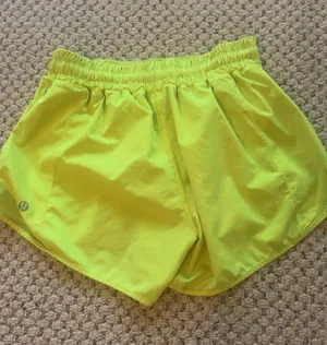 Lululemon 4” Hotty Hot Shorts Size 6 thumbnail 4