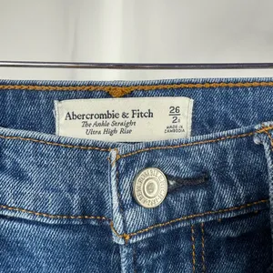 Abercrombie & Fitch Ultra High Rise Ankle Straight Jean in Blue Size 26 or 2‎ thumbnail 5