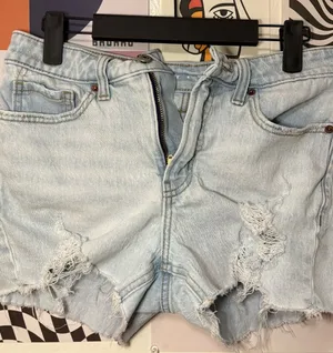 Old Navy OG Straight High-Rise Distressed Denim Shorts Size 6 thumbnail 1