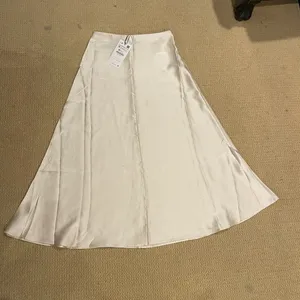 ZARA A-line Satin Off White Midi Skirt. Size S thumbnail 3