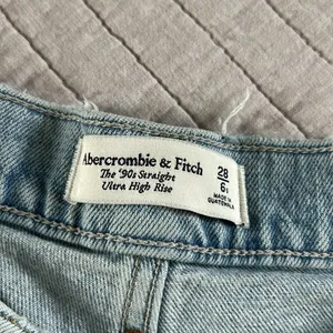 Abercrombie & fitch the 90s straight ultra high-rise light wash jeans 6 28” S​​​ thumbnail 6