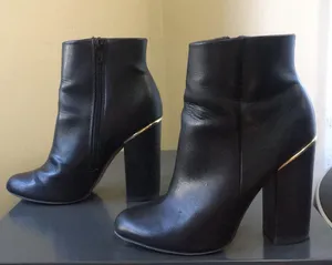 Kurt Geiger CARVELA Vegan Leather Black Side Zip Gold Metal Trim 3.75” Block Heel Boots EUC 6 thumbnail 1