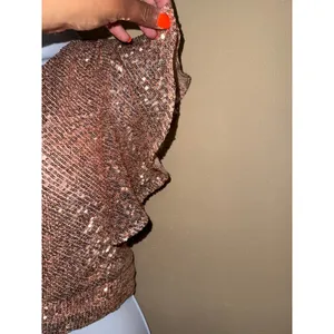 NBD NWT Revolve Rose Gold‎ Sequin One Shoulder Ruffle Crop Top S Glam Night-out thumbnail 2