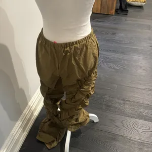 SheIn Olive Green Detailed Cargo Pants thumbnail 4