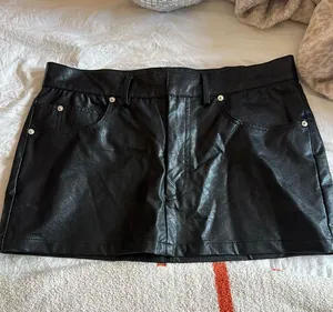 Olivaceous leather skirt thumbnail 1