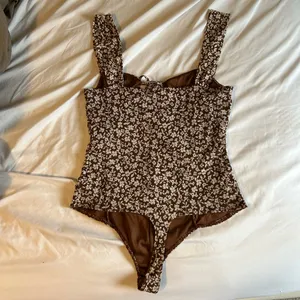 NWOT Le Lis Collection Brown Floral Bodysuit thumbnail 4
