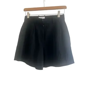 ✨Aritzia Babaton Pleated Mid-Thigh Black Sz 4 Shorts✨ thumbnail 9