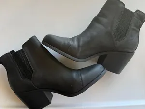 Toms Black Chelsea Ankle Boots with Block Heel Womens 8M thumbnail 2