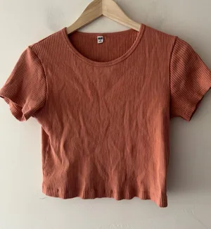 Uniqlo Ribbed Brown Terracotta Rust Baby Tee thumbnail 1