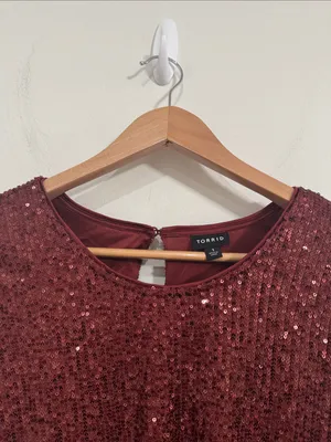 Torrid Burgundy Sequin Short Sleeve Going out Top Ruched Sleeves Keyhole Back 1X thumbnail 4