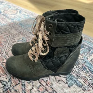 Sorel Lexi Wedge Boot Olive Green and Black Quilted Leather Ankle Boots Size 8 thumbnail 6