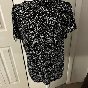 Banana Republic T-Shirt Womens M Black White Leopard Print Knit Short Sleeve thumbnail 4