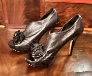 Vince Camuto Black Leather Peep Toe Heels Rose Appliqué‎ Platform Size 7.5 thumbnail 1
