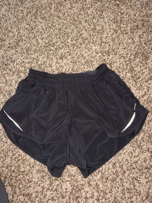 Lululemon Shorts Hotty Hot 2.5" Black thumbnail 3