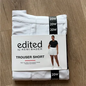 High-Rise White Trouser‎ Shorts - 20W thumbnail 2