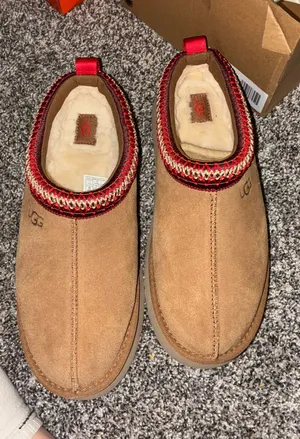 UGG Slippers Platform thumbnail 1
