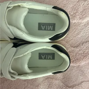 MIA izzie sneakers thumbnail 4