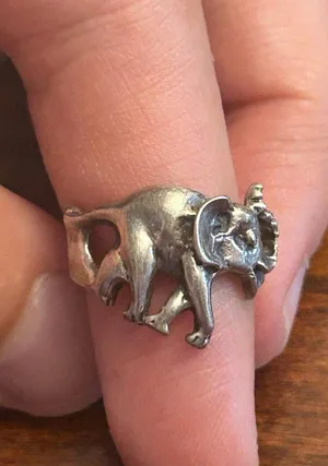 925 Stelring Silver Ring Size 4 Very Cute V22 2.44g Scrap Damaged elephant thumbnail 1