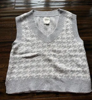 Abercrombie Gray and White Houndstooth Vneck Sweater Vest thumbnail 1