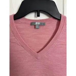 UniQlo 100% Wool Pink Lightweight V-Neck Pullover Sweater L Slim Fit Classic thumbnail 3