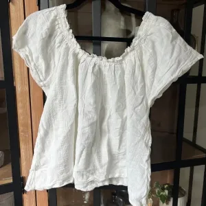 Faherty linen Annabelle top blouse short sleeve embroidered peasant textured thumbnail 2