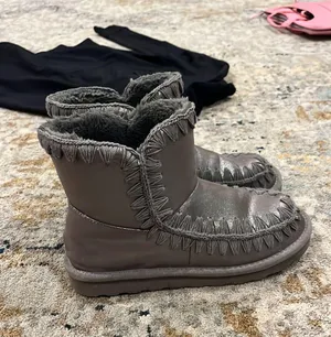 fur boots size 7 women’s Gray thumbnail 1