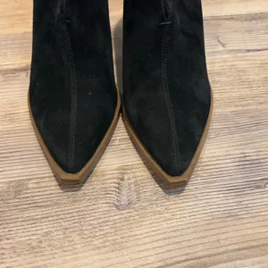 Vince Camuto Black Suede Ginsel Boots - size 8.5 thumbnail 3