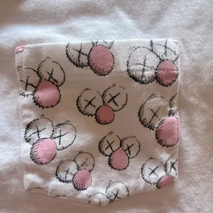 UNIQLO / KAWS S/S UT Pocket Tee - Unisex Medium thumbnail 3