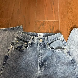BDG Urban Outfitters Bleach Wash High Rise Baggy Denim Jeans thumbnail 4
