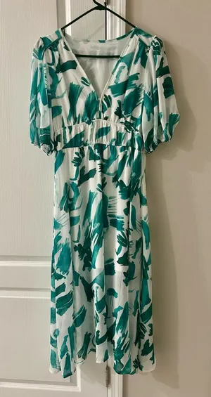 NWT Elegant Green and White Women's Dress Size Medium thumbnail 1