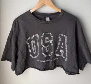 H&M Divided USA Graphic Ultra Cropped Oversized Raw Hem T-Shirt thumbnail 1