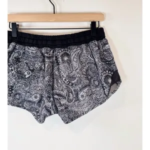Lululemon Women Shorts Black Hotty Hot Paisley Low Rise Stretch Athletic Size 6 thumbnail 7