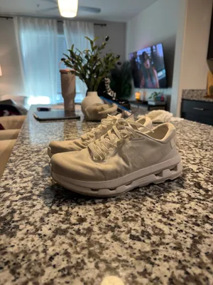 On Cloud Shoes thumbnail 3