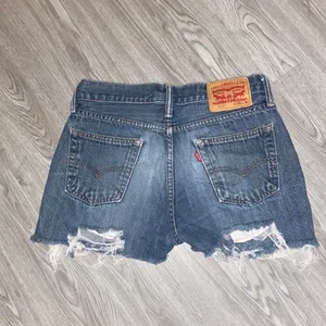 Levi’s Dark Denim Shorts  thumbnail 3
